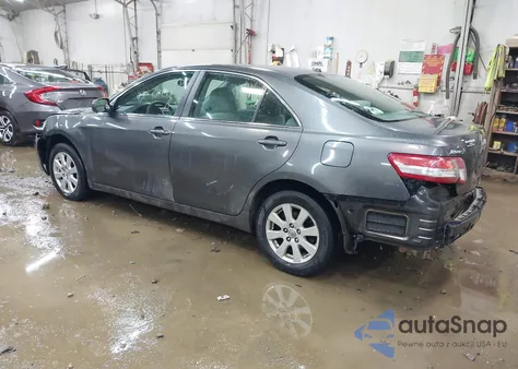 2010 Toyota Camry Le z USA, uszkodzony, nr VIN 4T4BF3EK7AR055897